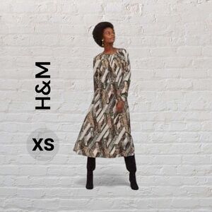 ‼️LAST CHANCE‼️
H&M Women’s Round Neck Long Sleeve Snake Skin Print Maxi Dress